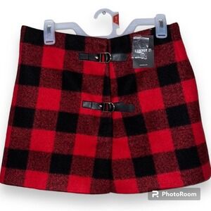 FOREVER 21 juniors size large red and black plaid button and buckle skirt mini